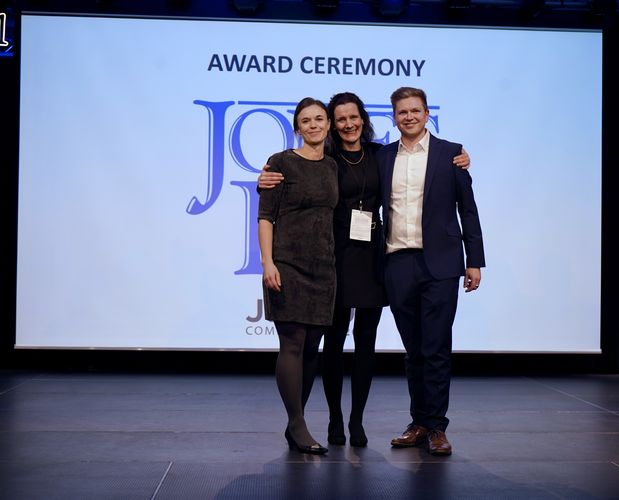 Die Organisator:innen Lisa Wiese, Stephanie Schiedermair und Adrian Schildheuer beim Championship Dinner im Kupfersaal. Foto: Aileen Schindler.