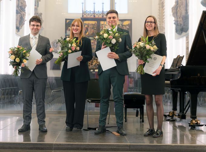 Für die besten Dissertationen des Jahres mit dem Feldbausch-Preis ausgezeichnet: Markus Gentzsch, Sophie Jendro, Fabian Kieß und Annika Obert (v.l.n.r.). Foto: Swen Reichhold.