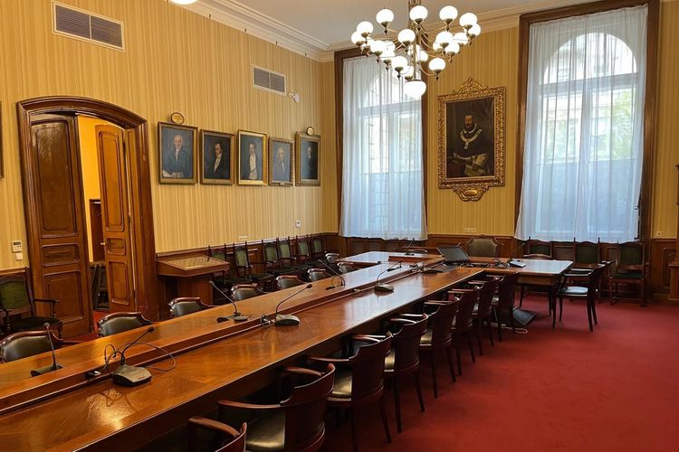 Die Disputation fand in der von akademischer Tradition geprägten Atmosphäre des Alten Senatssaals statt. Foto: Amèlie Stehli.