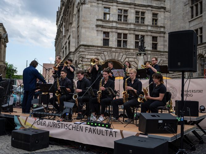 Ein besonderes Highlight war die Uni-Bigband, die für gute Laune und Party-Stimmung sorgte. Foto: SMJusDEG, Daniel Meißner.