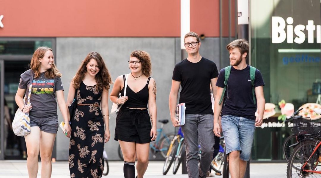 Farbfotografie mit eine Gruppe jungen Studierenden auf dem Campus Augustusplatz in Leipzig