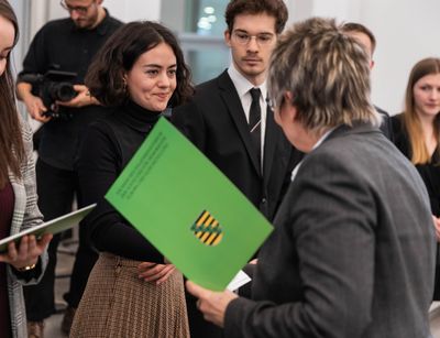 Übergabe des Zeugnisses der Ersten Juristischen Staatsprüfung