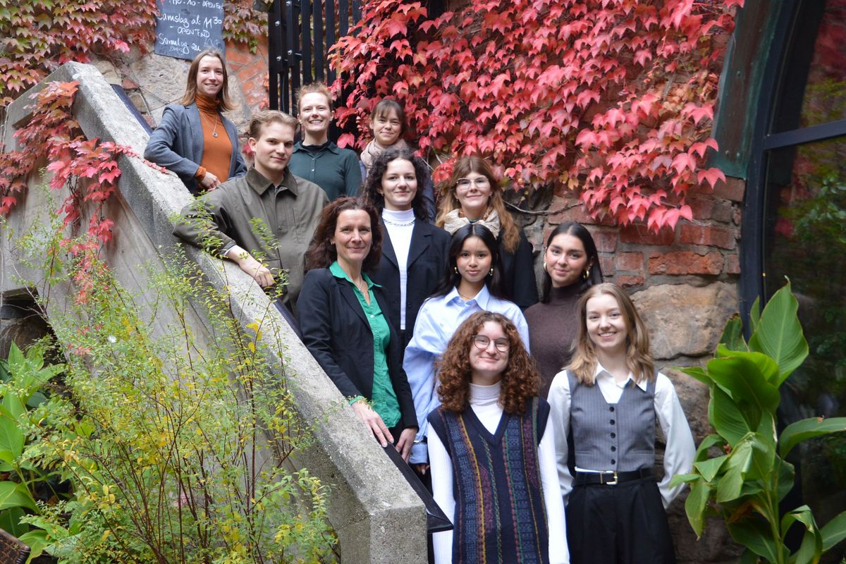 zur Vergrößerungsansicht des Bildes: Leipziger Jessup Moot Court Team 2025 mit Coaches und Prof. Dr. Stephanie Schiedermair - Foto: Sophia Littmann