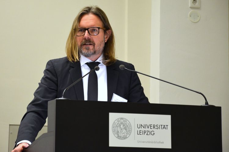 Grußwort von Prof. Dr. Marc Desens, Prodekan der Juristenfakultät Leipzig. Foto: Maria Garz