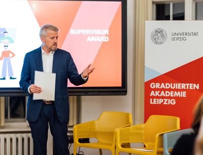 Prof. Kohlmann spricht vor einem Bildschirm