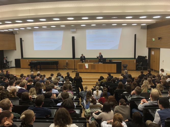 Im Vordergrund Publikum, im Hintergrund Prof. Uhle und Prof. Harbarth, Foto: Jonas Frederik Hartung