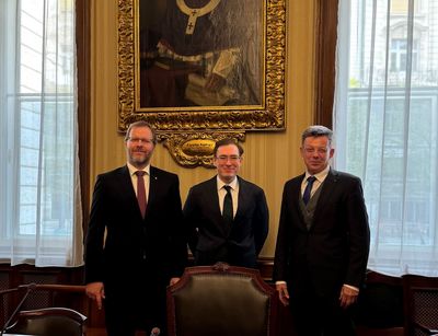 Prof. Dr. Varga, Dr. Wundrich und Prof. Dr. Berger im Alten Senatssaal der ELTE. Foto: Amèlie Stehli.