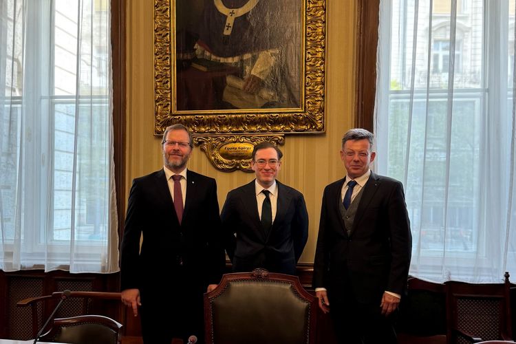 Prof. Dr. Varga, Dr. Wundrich und Prof. Dr. Berger im Alten Senatssaal der ELTE. Foto: Amèlie Stehli.