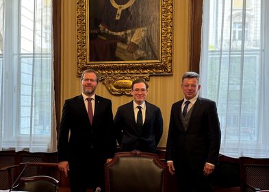 Prof. Dr. Varga, Dr. Wundrich und Prof. Dr. Berger im Alten Senatssaal der ELTE. Foto: Amèlie Stehli.