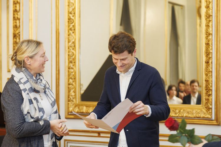 Laudatorin Elke Netz übergibt den Preis. Foto: J. E. Mathias.