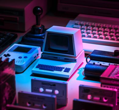 Foto: Lorenzo Herrera / Unsplash Diverse Retro-Eingabemedien im Cyan-Magenta-Licht