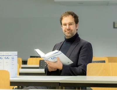 Auf dem Bild ist Prof. Dr. Johannes Eichenhofer zu sehen.