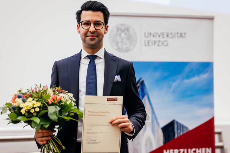 Die besten Absolvent:innen der Prüfungsdurchgänge 2024/I und 2024/II, Maxi Müller (leider verhindert) und Samuel Heller, erhielten den Wolfgang-Scheuffler-Absolventenpreis. Foto: Christian Hüller.