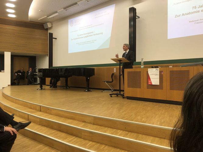 Prof. Harbarth beim Vortrag auf dem Podium, Foto: Jonas Frederik Hartung