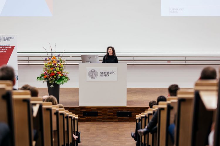 Justizministerin Prof. Dr. Constanze Geiert betont die wichtige Rolle der Absolvent:innen für die Zukunft der sächsischen Justiz. Foto: Christian Hüller.