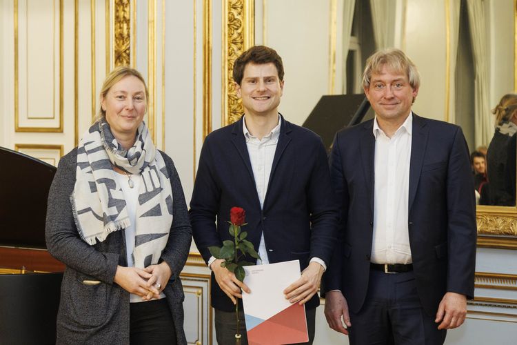 Niklas Wais (Mitte) wird mit dem Nachwuchspreis Lehre der Universitätsgesellschaft ausgezeichnet. Elke Netz, Referentin des Prokanzlers für Talententwicklung, und Dr. Jörg Wadzack, Kanzler der Universität gratulieren. Foto: J. E. Mathias.