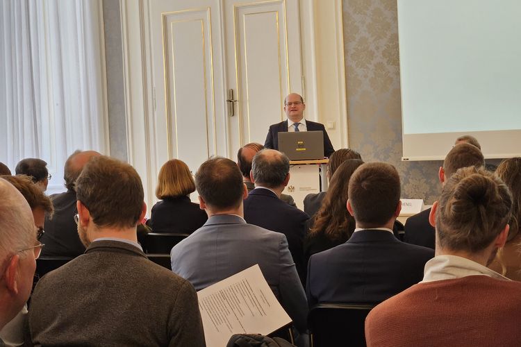 Assoz. Prof. MMag. Andreas Wimmer hält einen Vortrag vor Tagungsteilnehmenden in Wien.