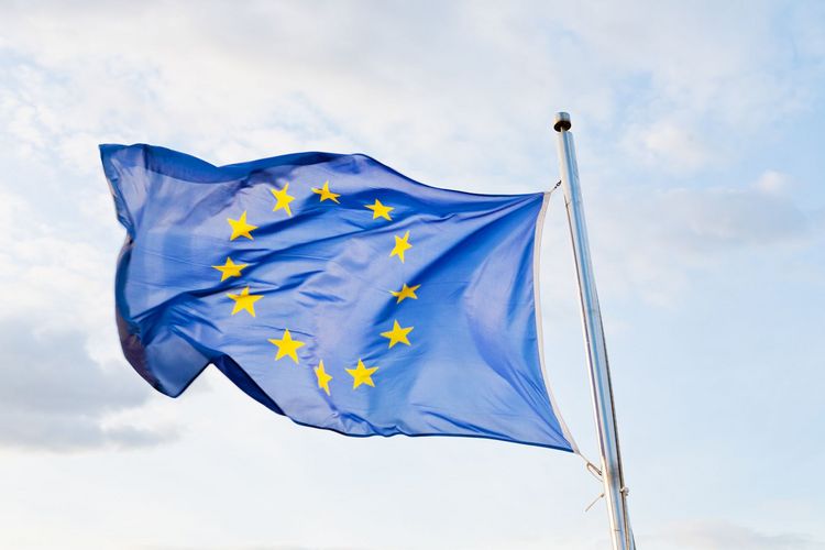 Eine Europa-Flagge weht im Wind, Foto: Colourbox