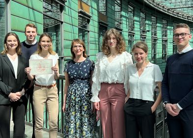 Leipziger Vis-Moot-Team mit der Dekanin Prof. Katharina Beckemper. Foto: Benedikt Steiger. Die Dekanin Dr. Katharina Beckemper und das Vis Moot Team 2023. Foto: Benedikt Steiger.