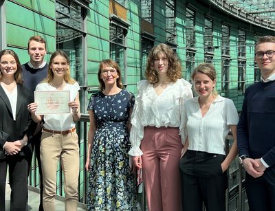 Die Dekanin Dr. Katharina Beckemper und das Vis Moot Team 2023. Foto: Benedikt Steiger.