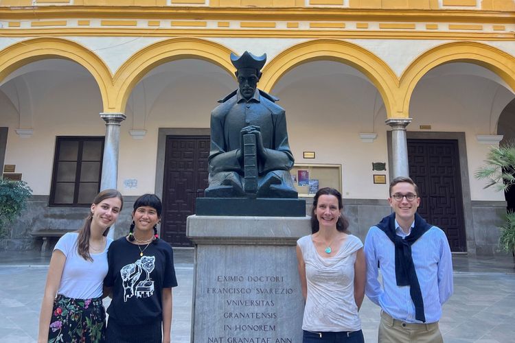 Der Lehrstuhl für Europarecht, Völkerrecht und Öffentliches Recht in Granada, v.l.n.r. Luisa Rogge, Sanja Steinwand, Prof. Dr. Stephanie Schiedermair, Nils Seidel, Foto: Isabella Fajardo Handrick