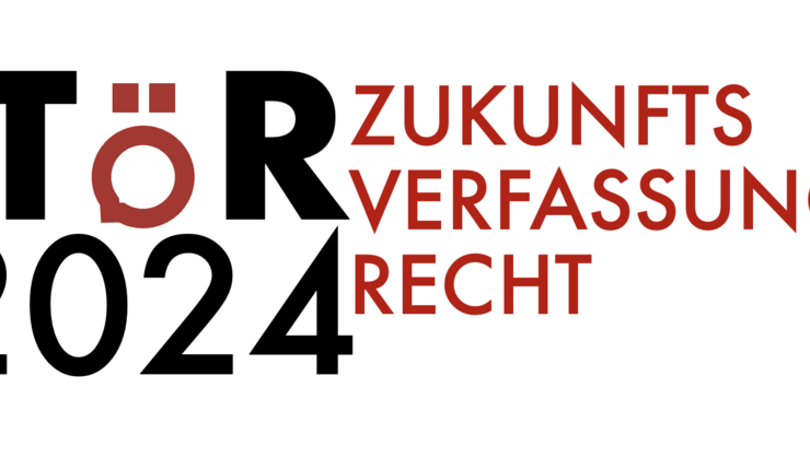 Das Logo der Veranstaltung ist ein Schriftzug auf weißem Hintergrund. Auf der linken Seite steht in schwarzer Schrift JTÖR 2024. Auf der rechten Seite steht in roter Schrift Zukunftsverfassungsrecht verteilt auf drei Zeilen. 