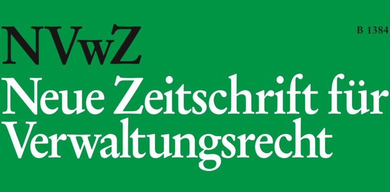 Ausschnitt des Covers: Auf grünem Grund in schwarzer Schrift links oben groß "NVwZ", rechts oben klein "B 1384"; darunter über das ganze Bild groß in weiß "Neue Zeitschrift für Verwaltungsrecht", Bild: Verlag C.H. Beck