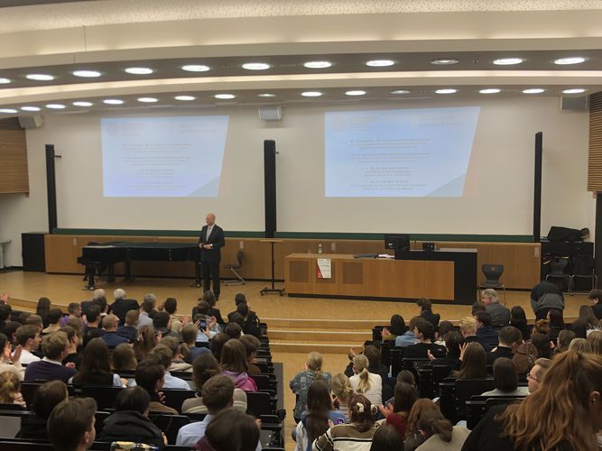 Zum Abschluss des Vortrages kündigte Prof. Uhle die nächsten Veranstaltungen der Reihe „75 Jahre Grundgesetz“ an. Im Vordergrund Publikum, im Hintergrund Prof. Uhle, Foto: Jonas Frederik Hartung 