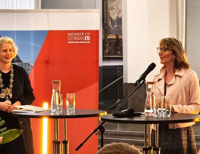 Verleihung der Wolfgang-Scheuffler-Forschungspreise durch Rektorin Prof. Dr. Eva Inés Obergfell und die Vorsitzende des Stiftungsrates Prof. Dr. Katharina Beckemper. Foto: Maria Garz.