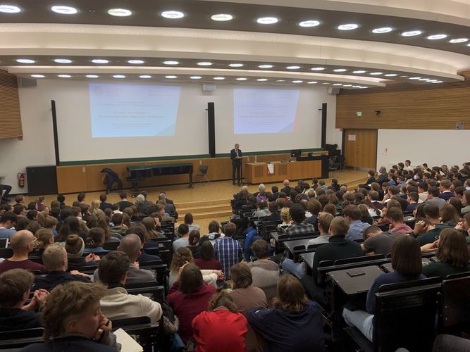 Im Vordergrund Publikum, im Hintergrund Prof. Harbarth, Foto: Jonas Frederik Hartung