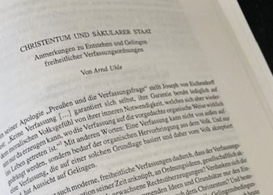 Ausschnitt der ersten Seite des Beitrags von schräg unten fotografiert, das Buch auf schwarzem Grund, Foto: Lehrstuhl Uhle 
