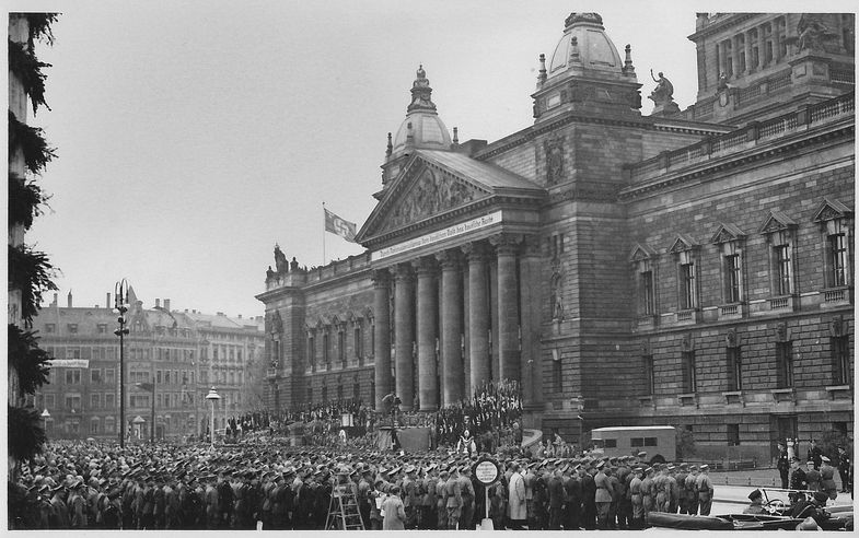 Postkarte: Kundgebung vor dem Reichsgericht 1933, heute Sitz des Bundesverwaltungsgerichts