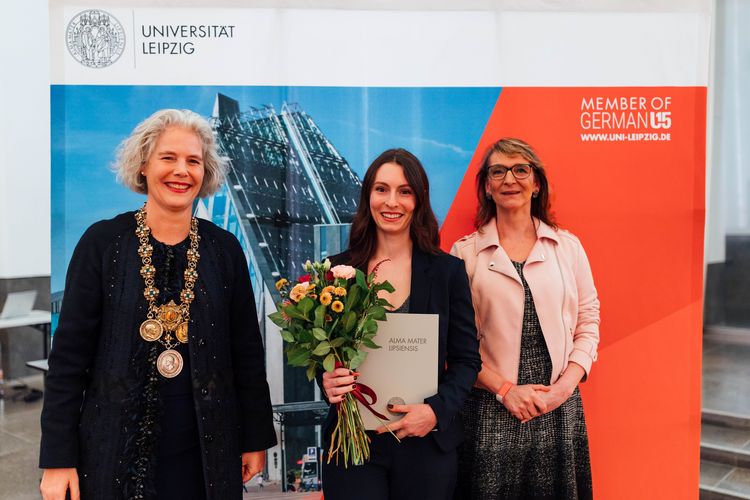 Preisträgerin Ayleen Kuvaki (Mitte). Foto: Christian Hüller.