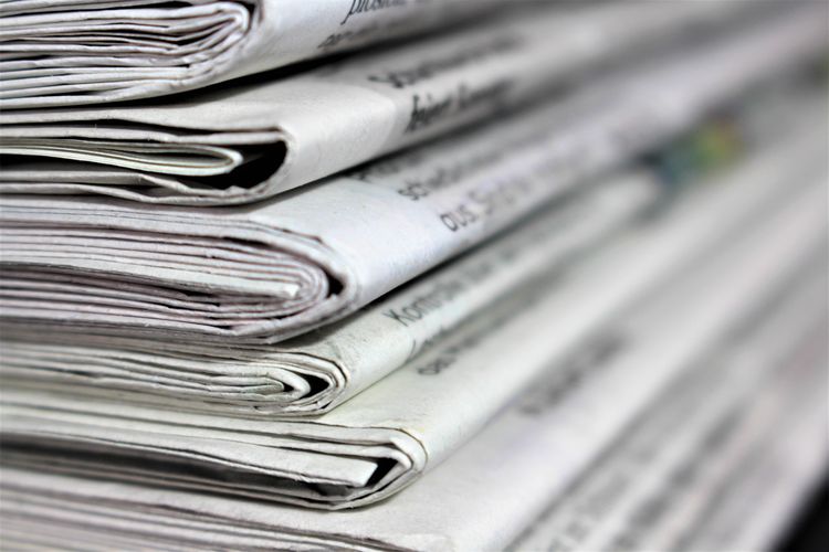 Foto zeigt einen Zeitungsstapel