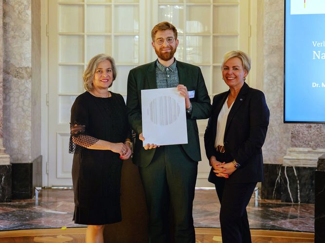 Barbara Richstein, Bundesvorsitzende des WEISSEN RINGS, und Helen Albrecht, Vizepräsidentin des Bundeskriminalamtes, überreichten den Nachwuchspreis an Dr. Marius Riebel. Foto: Lena Everding, WEISSER RING e. V.