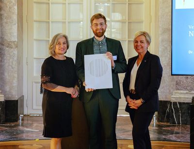 Barbara Richstein, Bundesvorsitzende des WEISSEN RINGS, und Helen Albrecht, Vizepräsidentin des Bundeskriminalamtes, überreichten den Nachwuchspreis an Dr. Marius Riebel. Foto: Lena Everding, WEISSER RING e. V.