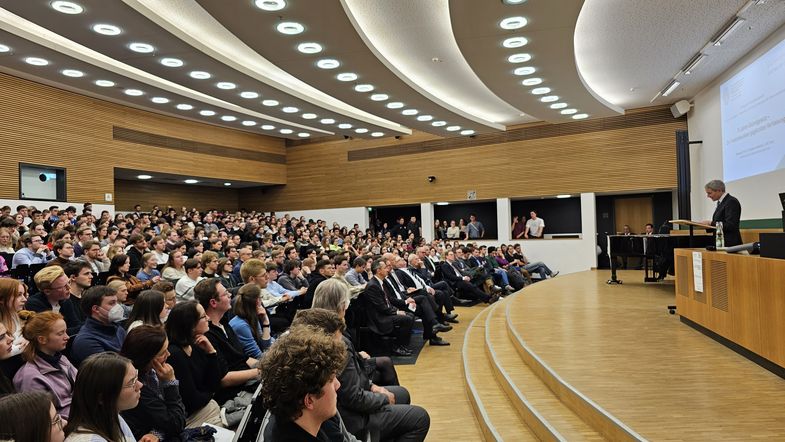 Im Anschluss referierte Prof. Dr. Harbarth vor einem voll besetzten Hörsaal. Prof. Harbarth rechts im Bild, linkerseits das Publikum. Foto: Maria Garz