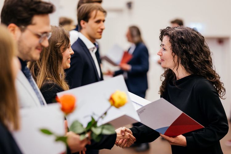 Justizministerin Professorin Dr. Constanze Geiert gratuliert den Absolvent:innen herzlich zu ihrem Abschluss. Foto: Christian Hüller. 