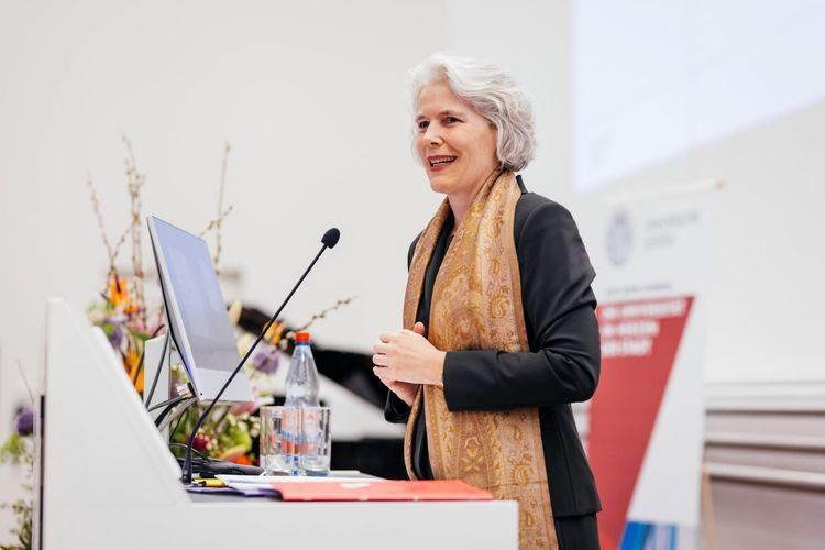 Prof. Dr. Eva Inés Obergfell während ihrer Grußrede an die Absolvent:innen des Jahrgangs 2024. Foto: Christian Hüller.