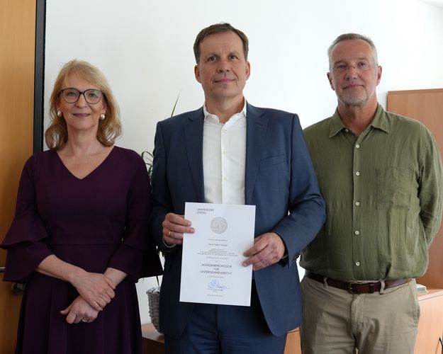 Dekanin Prof. Dr. Katharina Beckemper und Studiendekan Prof. Dr. Justus Meyer gratulieren Prof. Dr. Volker Sander (Mitte) zur Honorarprofessur für Unternehmensrecht. Foto: Maria Garz.