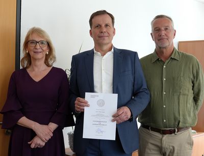 Dekanin Prof. Dr. Katharina Beckemper und Studiendekan Prof. Dr. Justus Meyer gratulieren Prof. Dr. Volker Sander (Mitte) zur Honorarprofessur für Unternehmensrecht. Foto: Maria Garz.