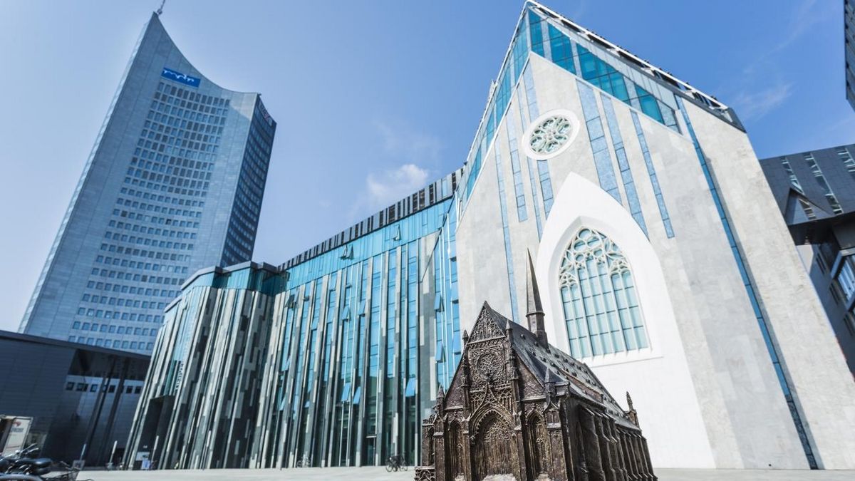 zur Vergrößerungsansicht des Bildes: Foto: Blick auf das Paulinum und das Neue Augusteum mit dem Bronzemodell der alten Paulinerkirche im Vordergrund.