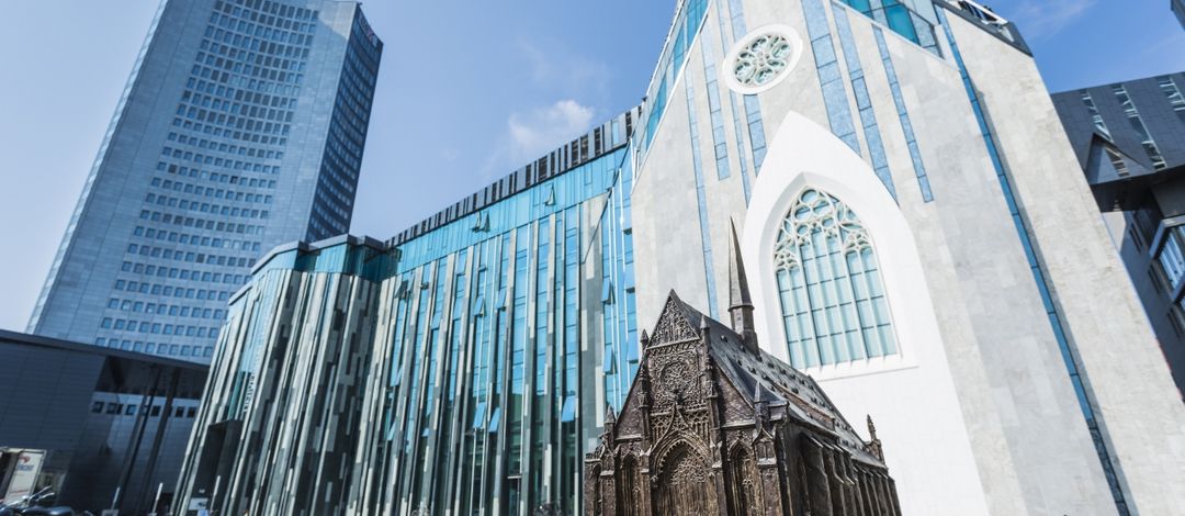 Foto: Blick auf das Paulinum und das Neue Augusteum mit dem Bronzemodell der alten Paulinerkirche im Vordergrund