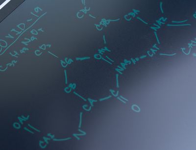 Chemische Zusammensetzung des Coronavirus (COVID-19) auf eine Tafel geschrieben 