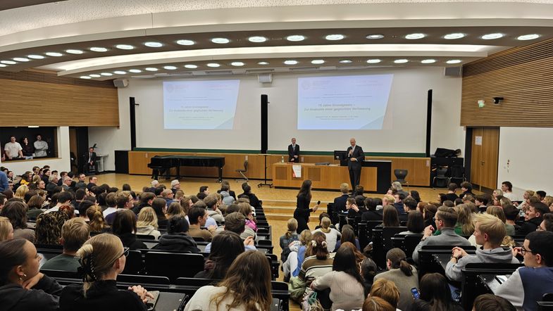 Nach Prof. Dr. Harbarths Vortrag wurden Fragen aus dem Publikum gestellt, im Vordergrund Publikum, im Hintergrund Prof. Uhle und Prof. Harbarth, Foto: Maria Garz