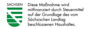 Zeigt das Förderlogo des Freistaats Sachsen mit dem Hinweis, dass diese Maßnahme durch Steuermittel auf Grundlage des vom Sächsischen Landtag beschlossenen Haushalts mitfinanziert wurde 