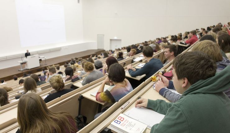 Foto: Blick in den voll besetzeten Audimax.