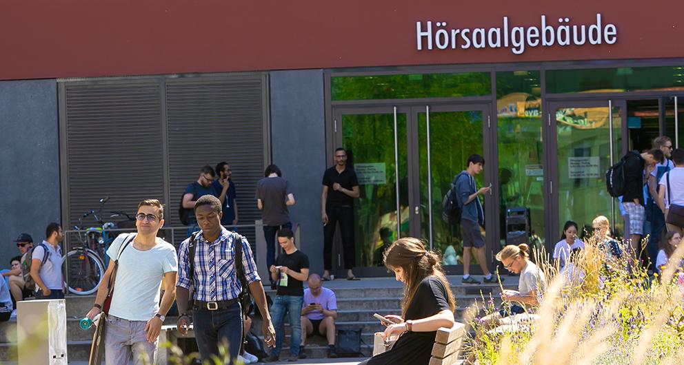 zur Vergrößerungsansicht des Bildes: Studierende auf dem Campus Augustusplatz, Foto: Swen Reichhold