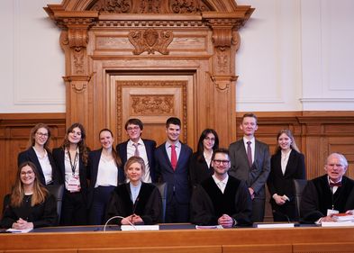 Das Team der Universität Heidelberg mit Richterinnen und Richtern im Großen Saal des BVerwG. Foto: Aileen Schindler.