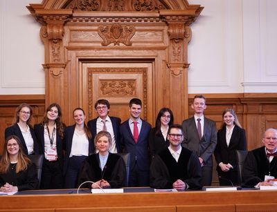 Das Team der Universität Heidelberg mit Richterinnen und Richtern im Großen Saal des BVerwG. Foto: Aileen Schindler.
